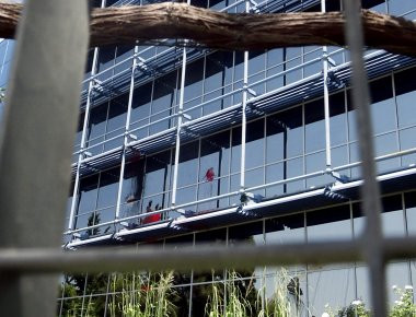 Επίθεση με μπογιές μελών του Ρουβίκωνα στα γραφεία της Siemens (φωτό, βίντεο)